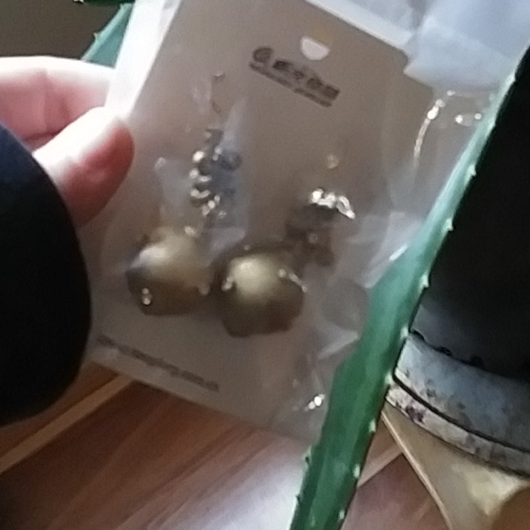 Earings - Picture 3 of 4